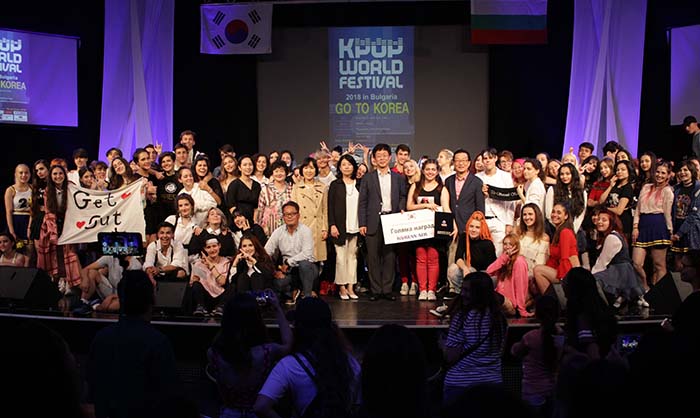  
Participants in the Bulgarian preliminary rounds of the K-pop World Festival 2018 pose for a group photo. 
